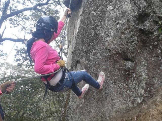  Rappel on the rock 